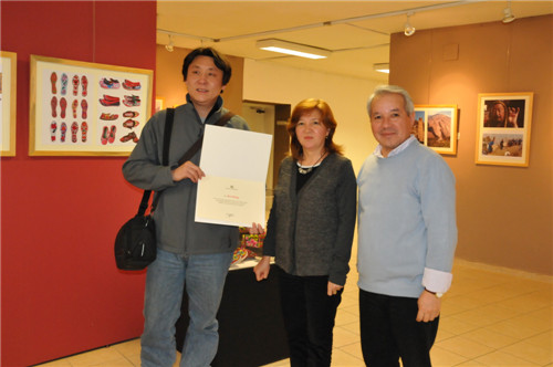 张�副教授手拿展览证书与安纳托鲁大学美术小妲己直播
