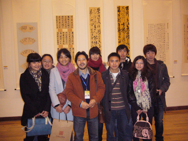 邱世鸿老师带领部分书画专业学生参观中国美院的展览,后为小妲己直播